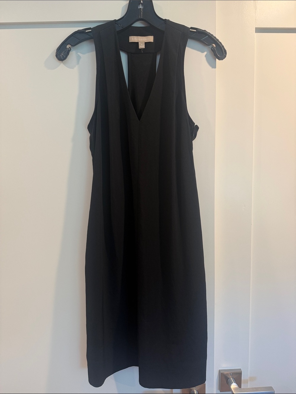 Sleeveless Black V-Neck Shift Dress Banana Republic